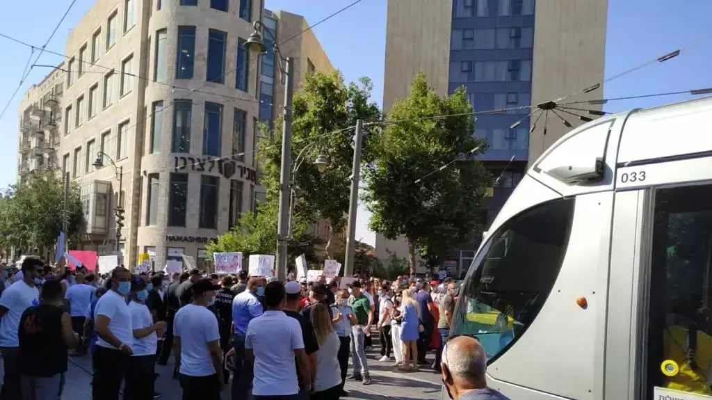 עובדות סוציאליות מפגינות וחוסמות את הרכבת הקלה בירושלים בירושלים, 16 ביולי 2020 עובדות סוציאליות מפגינות וחוסמות את הרכבת הקלה בירושלים בירושלים, 16 ביולי 2020