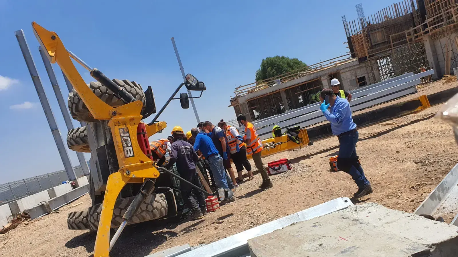 נהג טרקטור התהפך ונפצע בינוני באיזור התעשייה רמת דלתון. 16 ביולי 2020. נהג טרקטור התהפך ונפצע בינוני באיזור התעשייה רמת דלתון. 16 ביולי 2020.