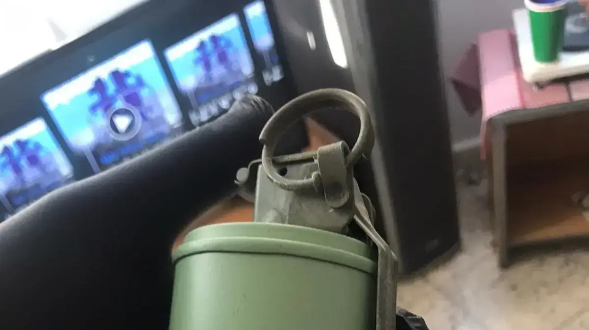 רימון עשן שנמצא על פי החשד בבית החשודים בוונדליזם בתום המחאה הכלכלית בתל אביב, 16 ביולי 2020 רימון עשן שנמצא על פי החשד בבית החשודים בוונדליזם בתום המחאה הכלכלית בתל אביב, 16 ביולי 2020