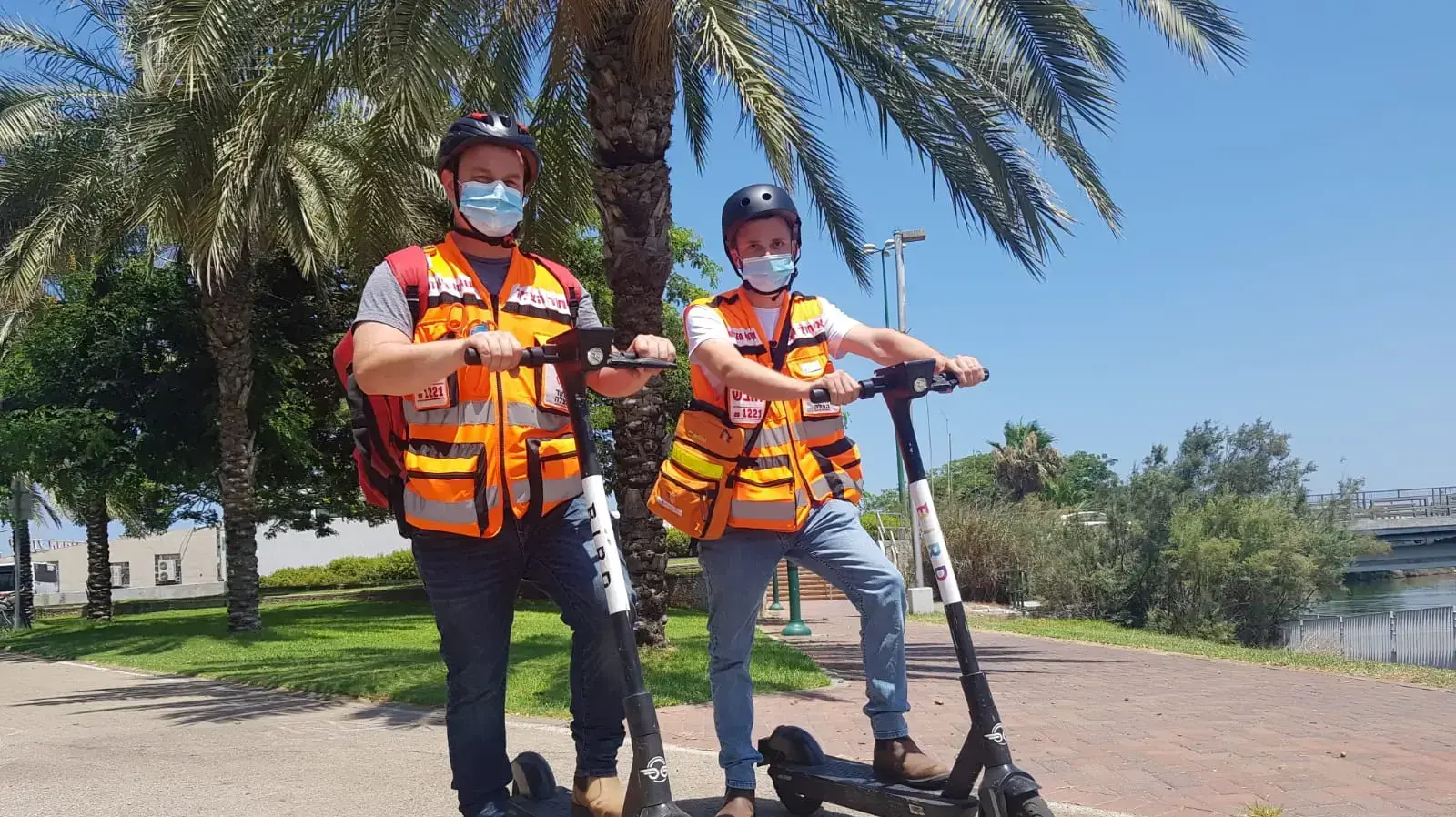 מתנדבים של "איחוד הצלה" על קורקינטים של BIRD מתנדבים של "איחוד הצלה" על קורקינטים של BIRD