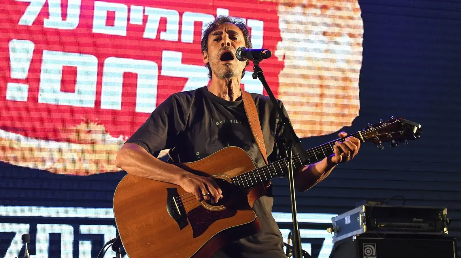 חמי רודנר במהלך נאומו בהפגנת העצמאיים, פארק צ'ארלס קלור, תל אביב 18 ביולי 2020 חמי רודנר במהלך נאומו בהפגנת העצמאיים, פארק צ'ארלס קלור, תל אביב 18 ביולי 2020