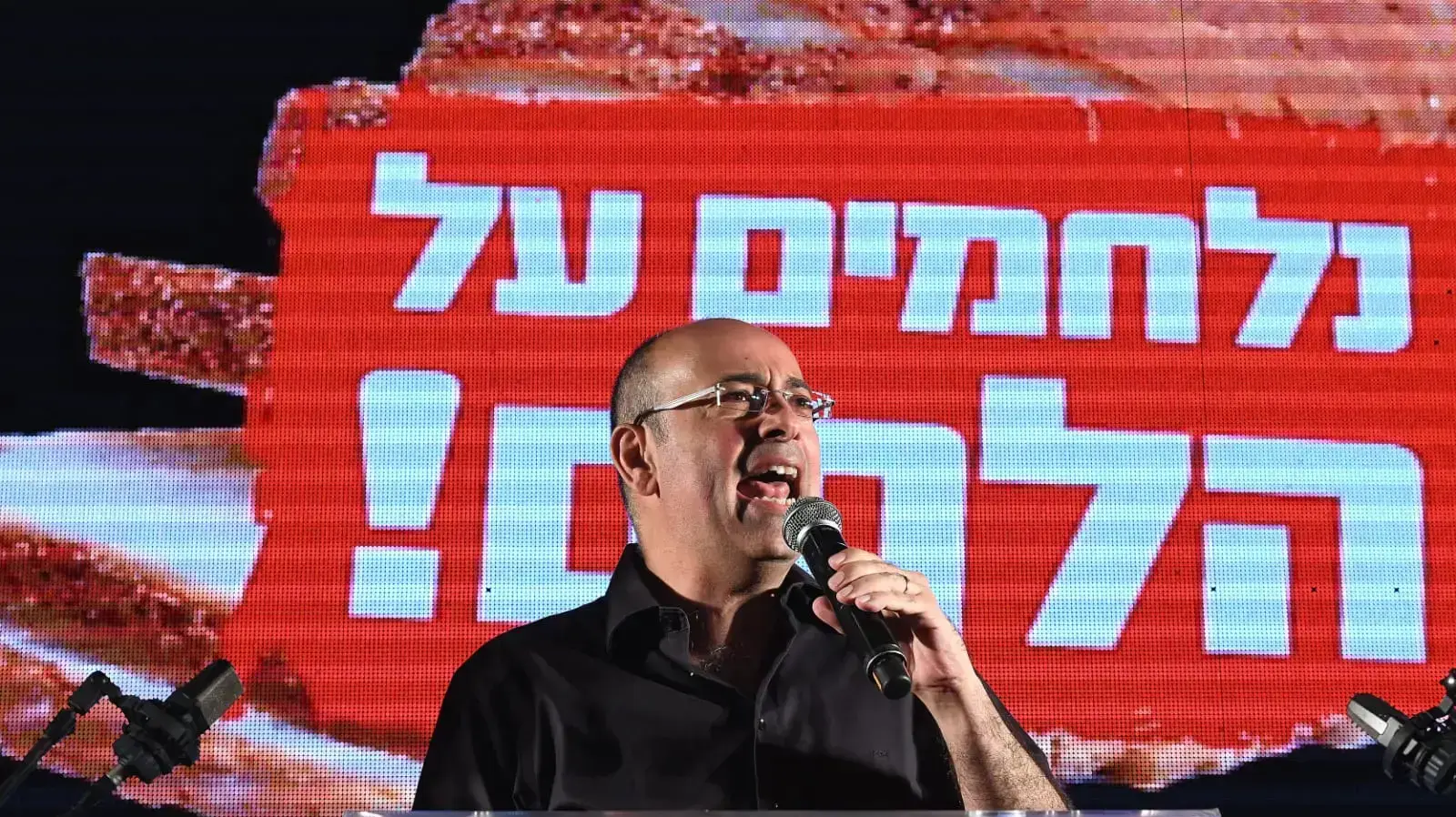 ירון זליכה במהלך נאומו בהפגנת העצמאיים, פארק צ'ארלס קלור, תל אביב 18 ביולי 2020