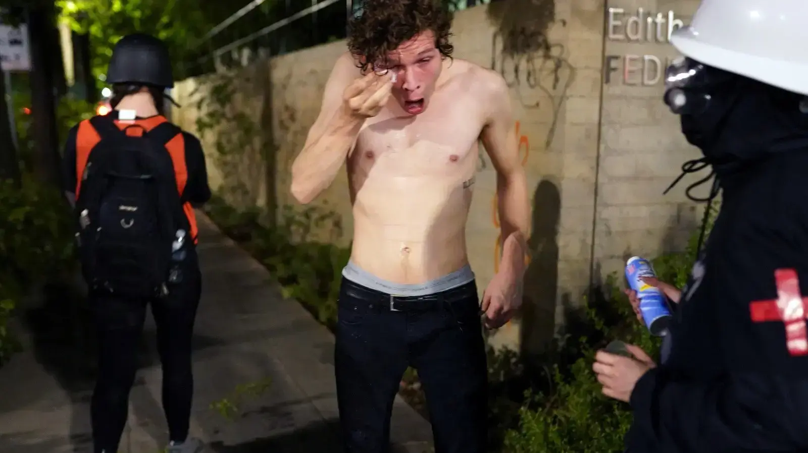 מפגינים נגד גזענות המשטרה בעיר פורטלנד, 17 ביולי 2020 מפגינים נגד גזענות המשטרה בעיר פורטלנד, 17 ביולי 2020