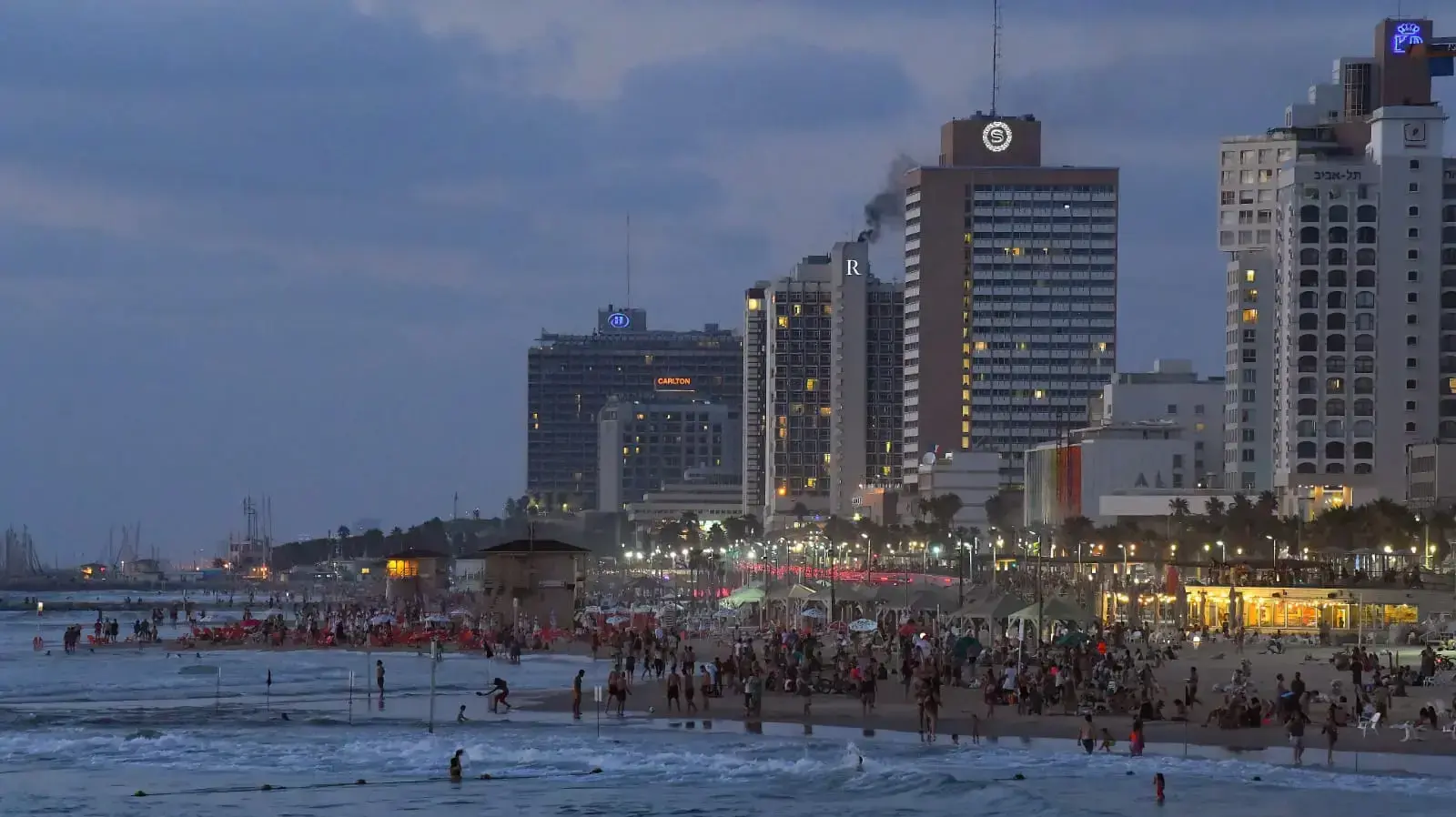 רוחצים בחופי תל אביב 18 ביולי 2020 רוחצים בחופי תל אביב 18 ביולי 2020