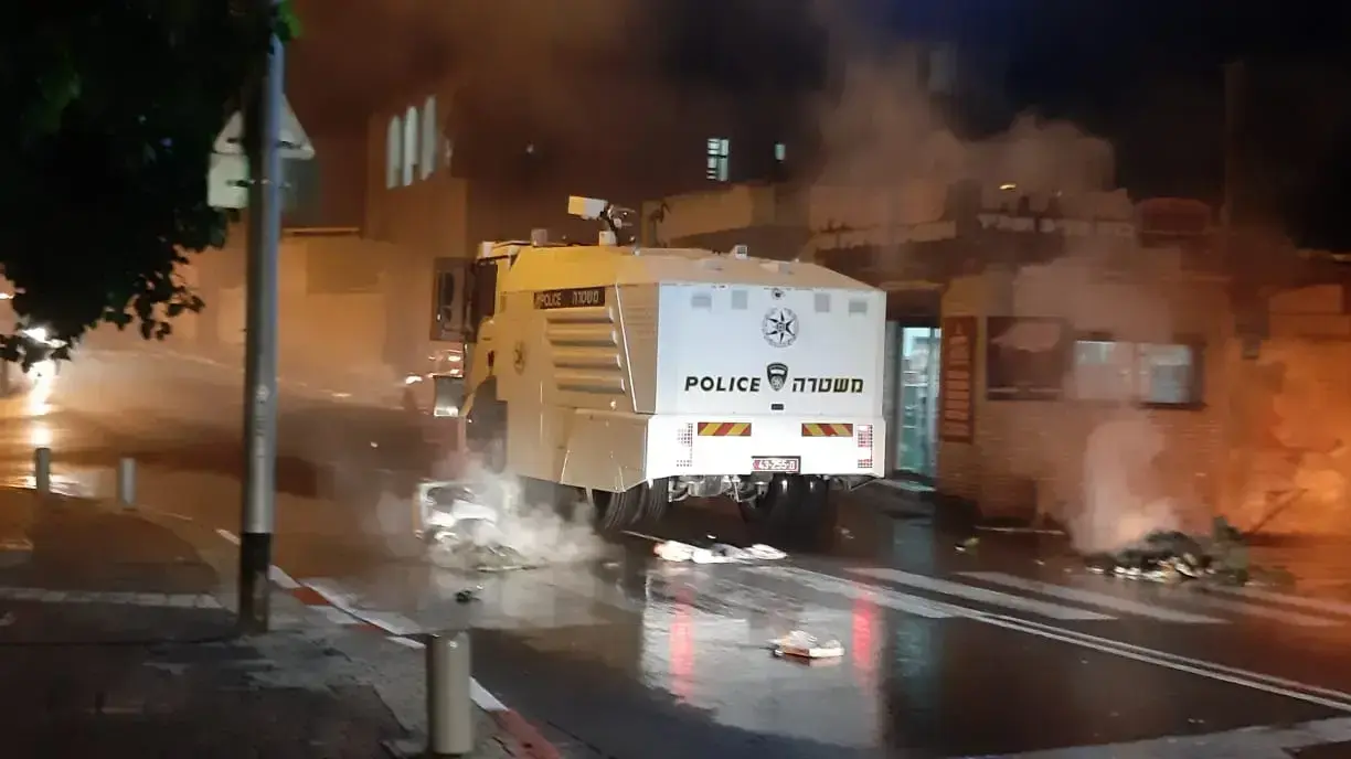 מכתזית המשטרה במהלך מחאה בעקבות סגירת בית הקברות המוסלמי, יפו 19 ביולי 2020 מכתזית המשטרה במהלך מחאה בעקבות סגירת בית הקברות המוסלמי, יפו 19 ביולי 2020