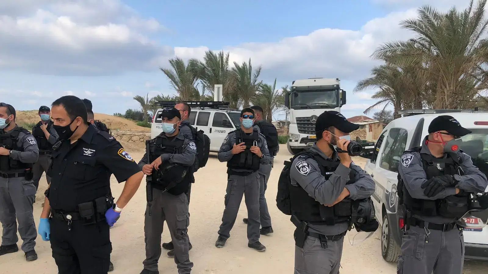 שוטרים מחוץ למבנה שנהרס על-ידי רשות הטבע והגנים בג׳סר א-זרקא 20 ביולי 2020 שוטרים מחוץ למבנה שנהרס על-ידי רשות הטבע והגנים בג׳סר א-זרקא 20 ביולי 2020
