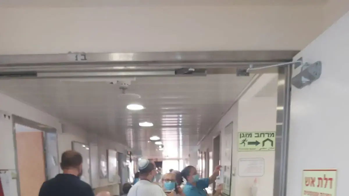 בדיקות קורונה בבית החולים הגריאטרי "פלימן" בחיפה, אחרי שאיש צוות במקום אומת כחיובי לנגיף. 20 ביולי 2020. בדיקות קורונה בבית החולים הגריאטרי "פלימן" בחיפה, אחרי שאיש צוות במקום אומת כחיובי לנגיף. 20 ביולי 2020.