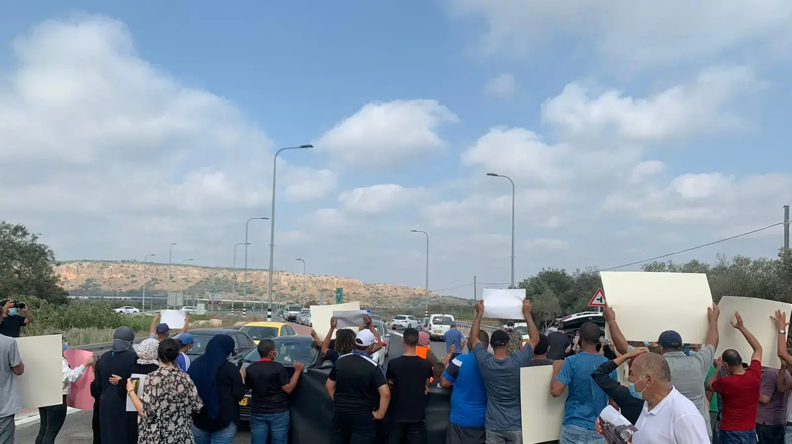 הפגנה בג'סר א-זרקא במחאה על הריסת המבנה בכפר הדייגים בפרט ועל התנכרות הממשלה, 20 ביולי 2020 הפגנה בג'סר א-זרקא במחאה על הריסת המבנה בכפר הדייגים בפרט ועל התנכרות הממשלה, 20 ביולי 2020
