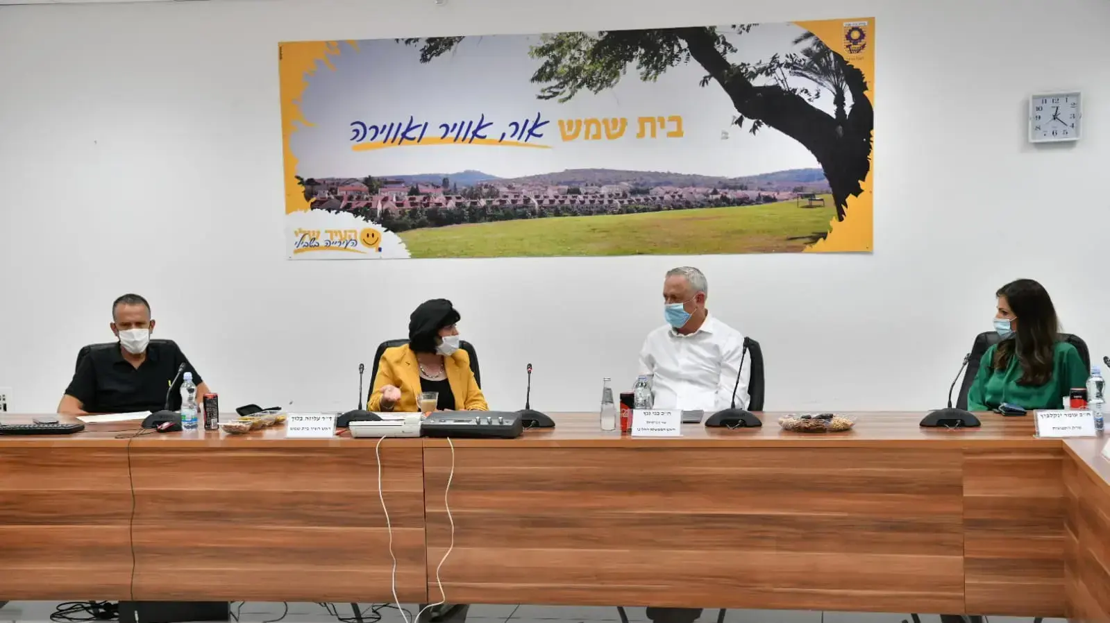 שר הביטחון בני גנץ בסיור בבית שמש, העיר הרדומה הראשונה בדירוג נגיף הקורונה בתכונית "נלחמים בקורונה בביטחון", יחד עם ראש העיר עליזה בלוך. 20 ביולי 2020 שר הביטחון בני גנץ בסיור בבית שמש, העיר הרדומה הראשונה בדירוג נגיף הקורונה בתכונית "נלחמים בקורונה בביטחון", יחד עם ראש העיר עליזה בלוך. 20 ביולי 2020