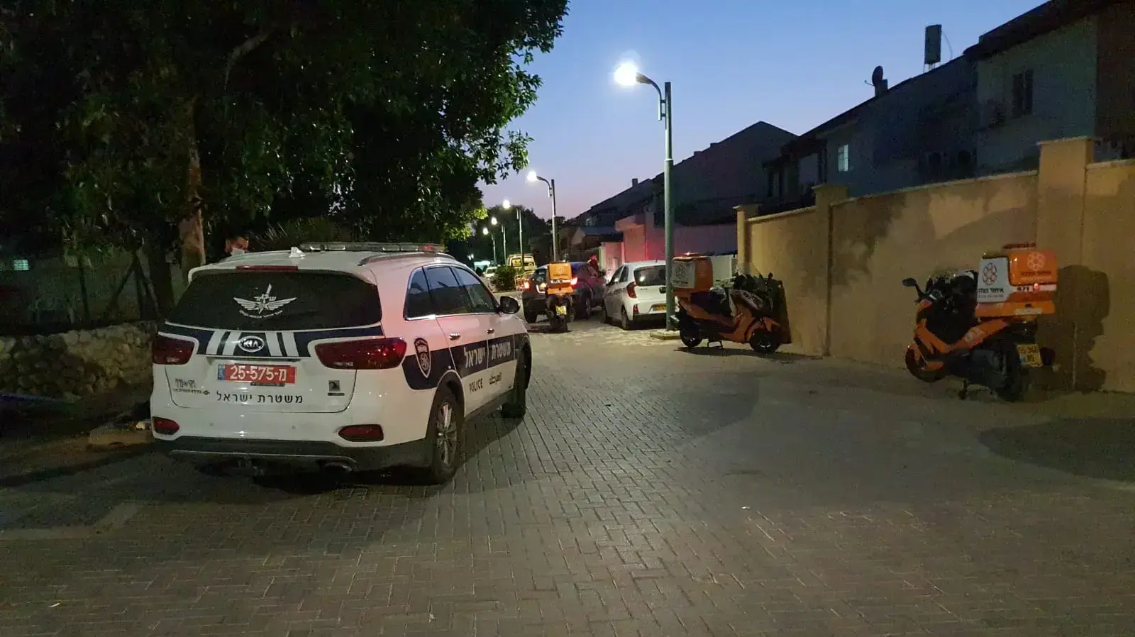 ניידת משטרה בזירה בדימונה בה נשכח ילד ברכב סגור ב-20 ביולי 2020 ניידת משטרה בזירה בדימונה בה נשכח ילד ברכב סגור ב-20 ביולי 2020