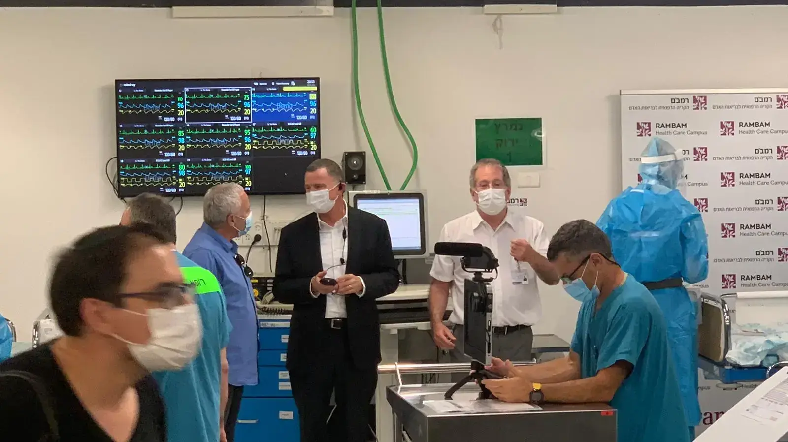 שר הבריאות יולי אדלשטיין ומנהל בי"ח רמב"ם ד"ר מיקי הלברטל במחלקת הקורונה התת קרקעית בבית החולים, 21 ביולי 2020 שר הבריאות יולי אדלשטיין ומנהל בי"ח רמב"ם ד"ר מיקי הלברטל במחלקת הקורונה התת קרקעית בבית החולים, 21 ביולי 2020