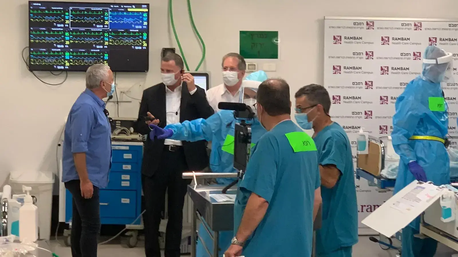 שר הבריאות יולי אדלשטיין ומנהל בי"ח רמב"ם ד"ר מיקי הלברטל במחלקת הקורונה התת קרקעית בבית החולים, 21 ביולי 2020 שר הבריאות יולי אדלשטיין ומנהל בי"ח רמב"ם ד"ר מיקי הלברטל במחלקת הקורונה התת קרקעית בבית החולים, 21 ביולי 2020
