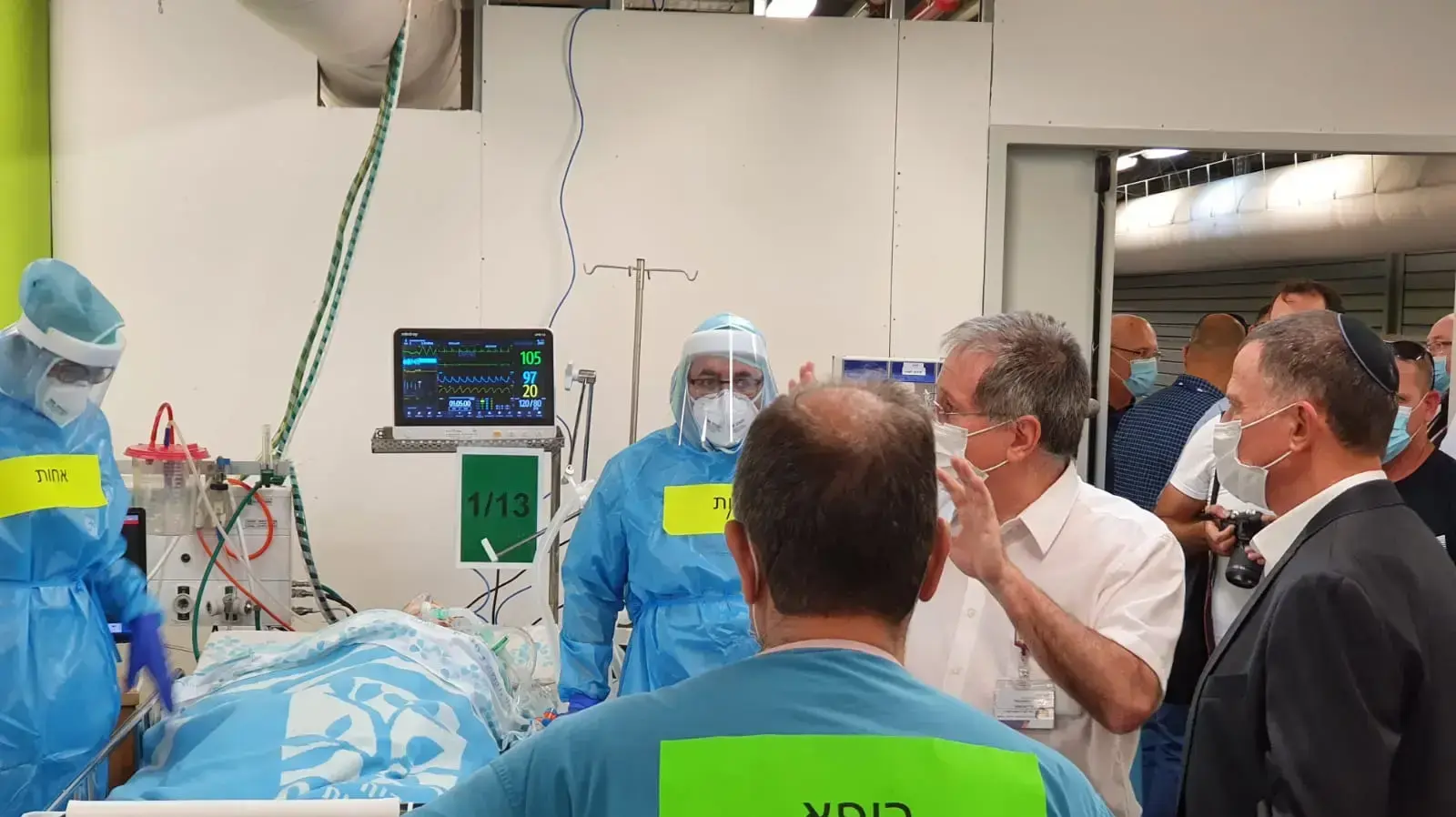 שר הבריאות יולי אדלשטיין ומנהל בי"ח רמב"ם ד"ר מיקי הלברטל במחלקת הקורונה התת קרקעית בבית החולים, 21 ביולי 2020 שר הבריאות יולי אדלשטיין ומנהל בי"ח רמב"ם ד"ר מיקי הלברטל במחלקת הקורונה התת קרקעית בבית החולים, 21 ביולי 2020