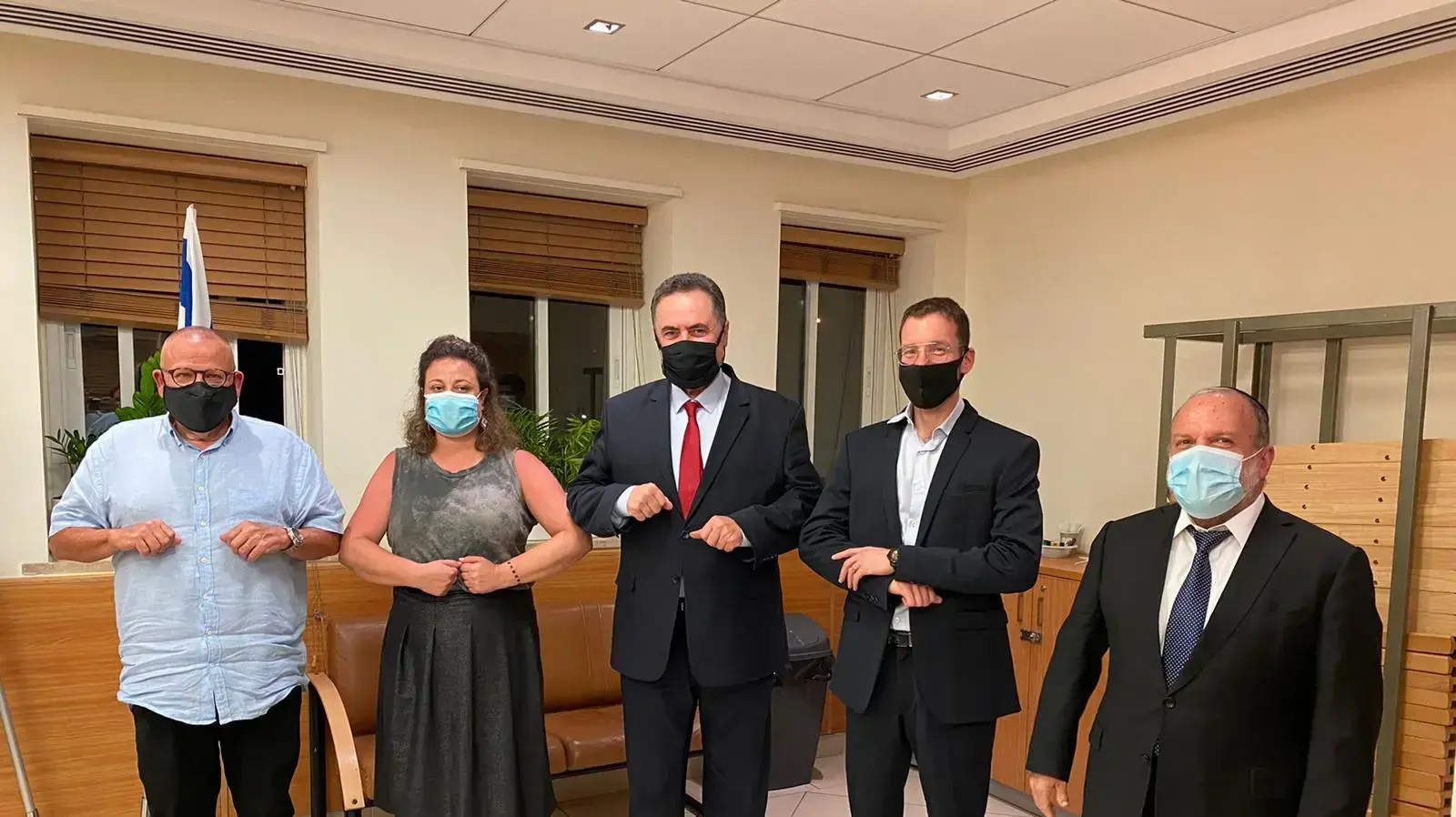 שר האוצר ישראל כ"ץ בפגישה עם יו"ר ההסתדרות ארנון בר-דוד, שר העבודה והרווחה איציק שמולי, סגן שר האוצר יצחק כהן, יו"ר איגוד העובדים הסוציאליים בהסתדרות ענבל חרמוני והצוותים המקצועיים במשרד האוצר. 21 ביולי 2020