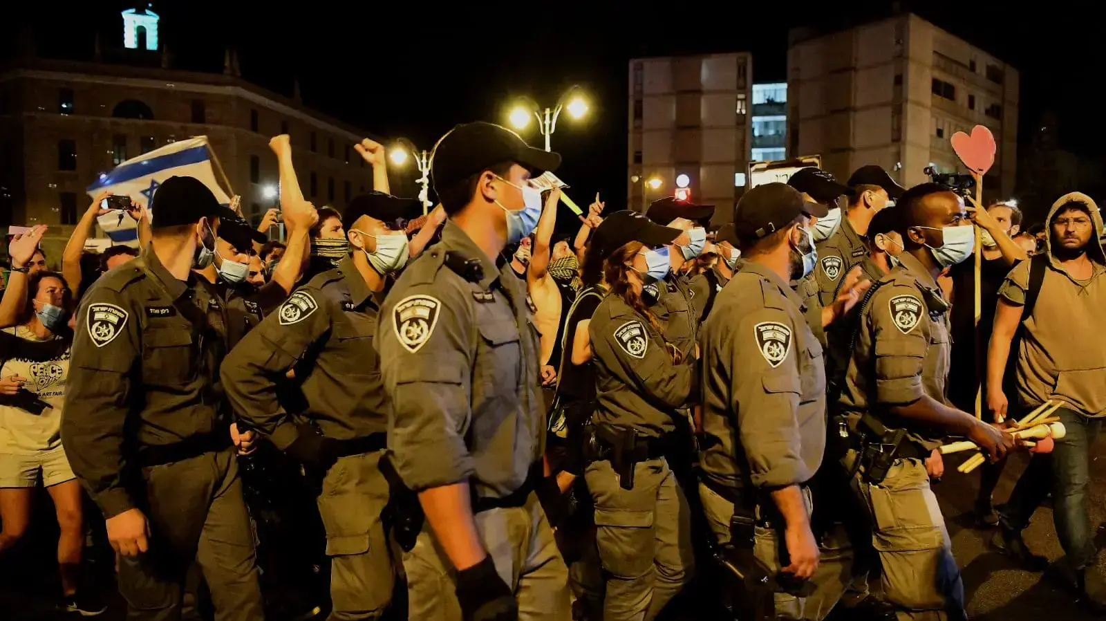 שוטרים במהלך מחאת המסעדנים בקריאה לסרב להנחיות הממשלה בירושלים 21 ביולי 2020 שוטרים במהלך מחאת המסעדנים בקריאה לסרב להנחיות הממשלה בירושלים 21 ביולי 2020