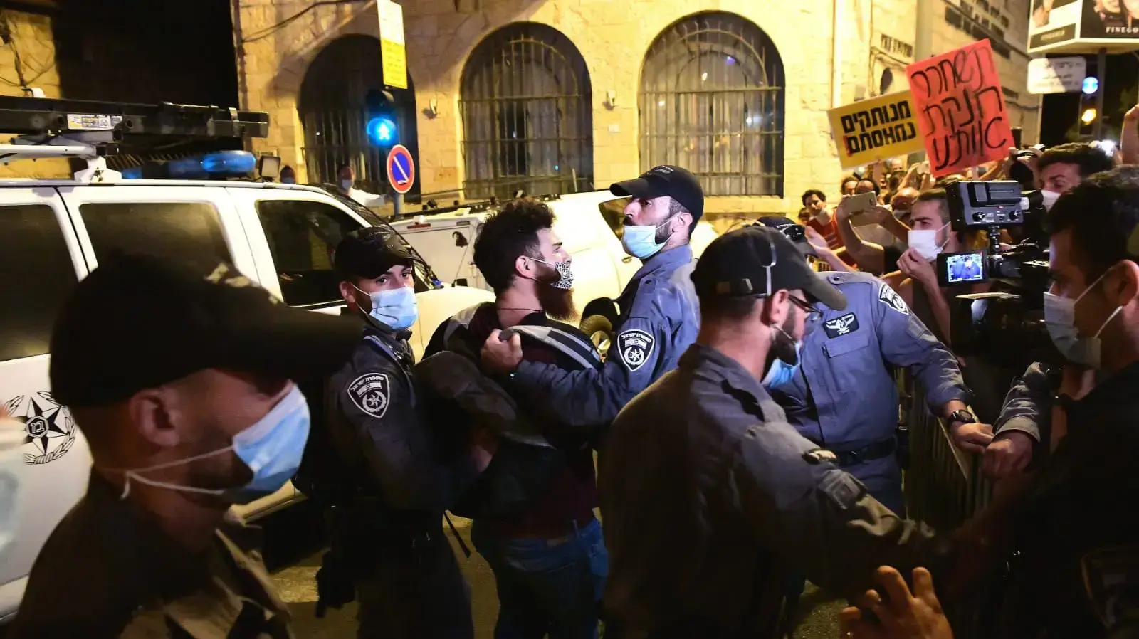 עצור במהלך מחאת המסעדנים בקריאה לסרב להנחיות הממשלה בירושלים 21 ביולי 2020 עצור במהלך מחאת המסעדנים בקריאה לסרב להנחיות הממשלה בירושלים 21 ביולי 2020