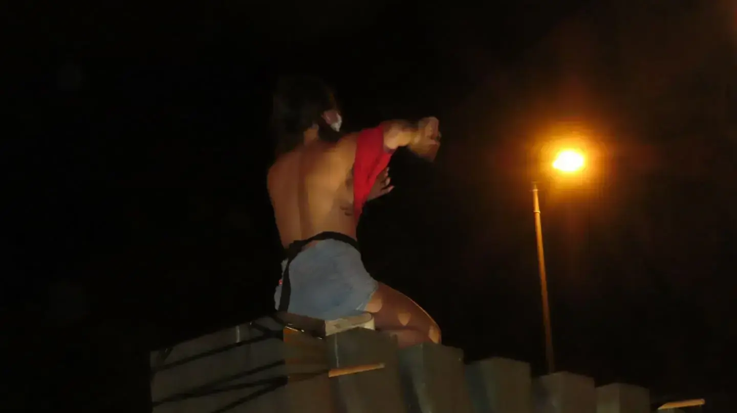 מפגינה מתפשטת בהפגנה נגד השחיתות השלטונית בירושלים. 21 ביולי 2020. מפגינה מתפשטת בהפגנה נגד השחיתות השלטונית בירושלים. 21 ביולי 2020.
