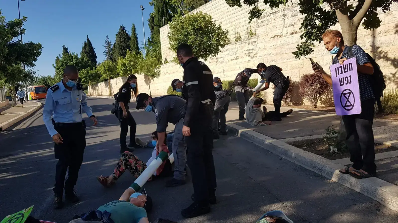 חסימת כביש בהפגנה בכניסה למתחם הכנסת בירושלים, 22 ביולי 2020. חסימת כביש בהפגנה בכניסה למתחם הכנסת בירושלים, 22 ביולי 2020.