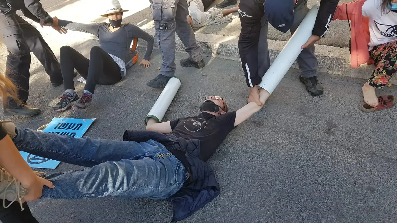 חסימת כביש בהפגנה בכניסה למתחם הכנסת בירושלים, 22 ביולי 2020. חסימת כביש בהפגנה בכניסה למתחם הכנסת בירושלים, 22 ביולי 2020.
