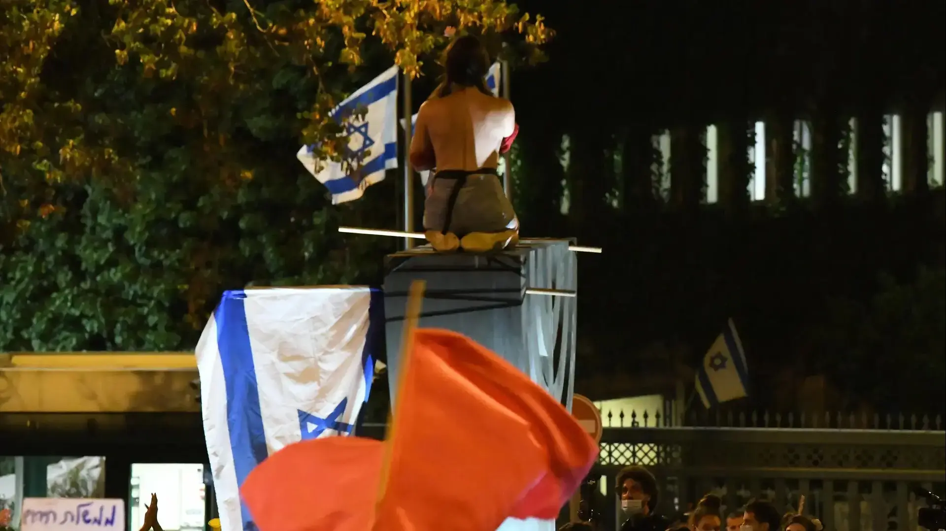 המחאות בירושלים: מפגינה חשופת חזה תועדה על סמל המנורה מול הכנסת, 22 ביולי 2020 המחאות בירושלים: מפגינה חשופת חזה תועדה על סמל המנורה מול הכנסת, 22 ביולי 2020