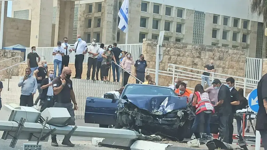 קריסת עמוד על כלי רכב בעכו. 22 ביולי 2020. קריסת עמוד על כלי רכב בעכו. 22 ביולי 2020.
