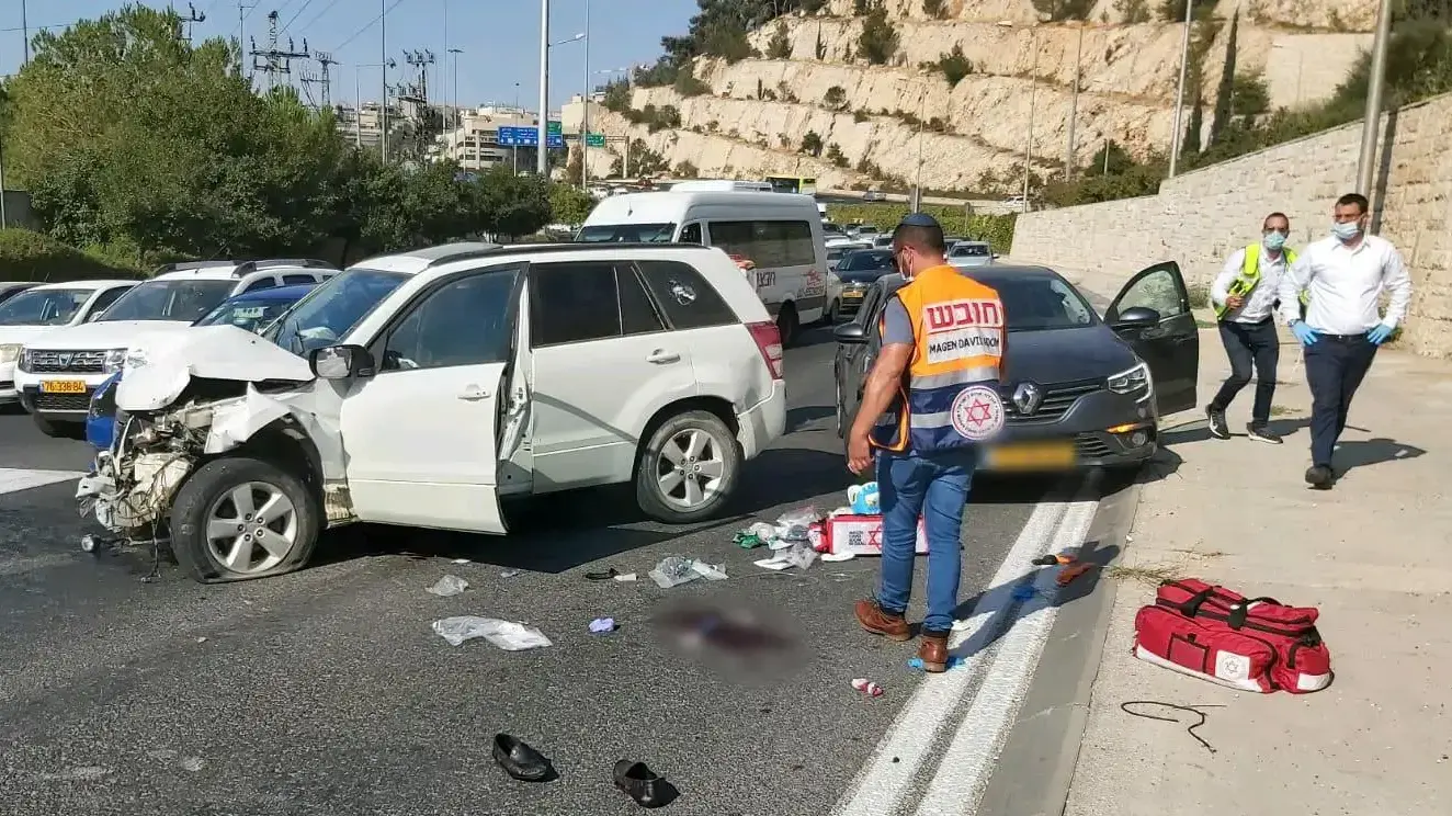 זירת תאונת בשדרות גולדה מאיר בירושלים 22 ביולי 2020 זירת תאונת בשדרות גולדה מאיר בירושלים 22 ביולי 2020