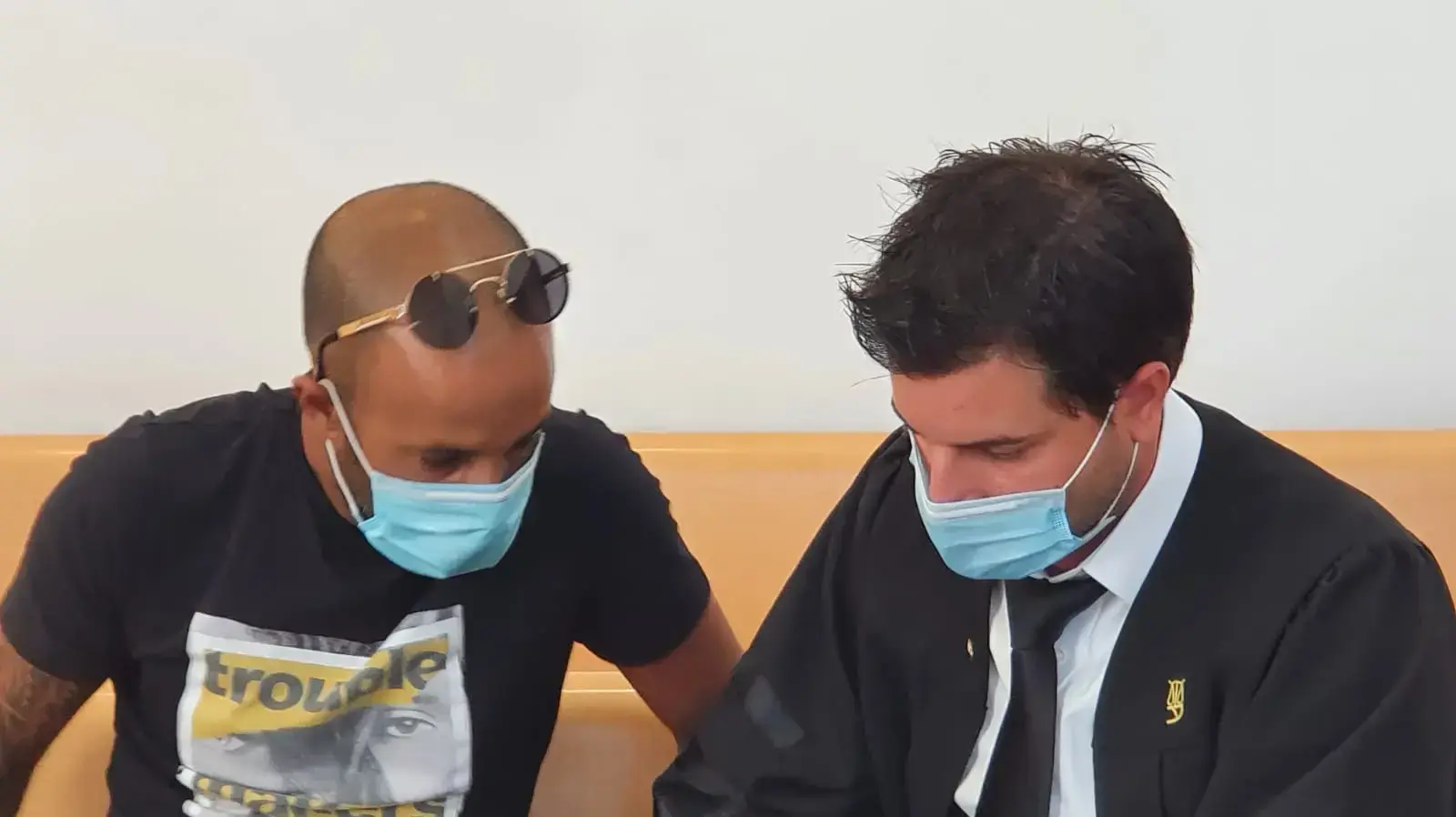 אביעד מדר, שדרס אישה למוות בעת שנרדם בנהיגה, יחד עם עו״ד רותם כהן, המייצג אותו, בביהמ"ש בחיפה אביעד מדר, שדרס אישה למוות בעת שנרדם בנהיגה, יחד עם עו״ד רותם כהן, המייצג אותו, בביהמ"ש בחיפה