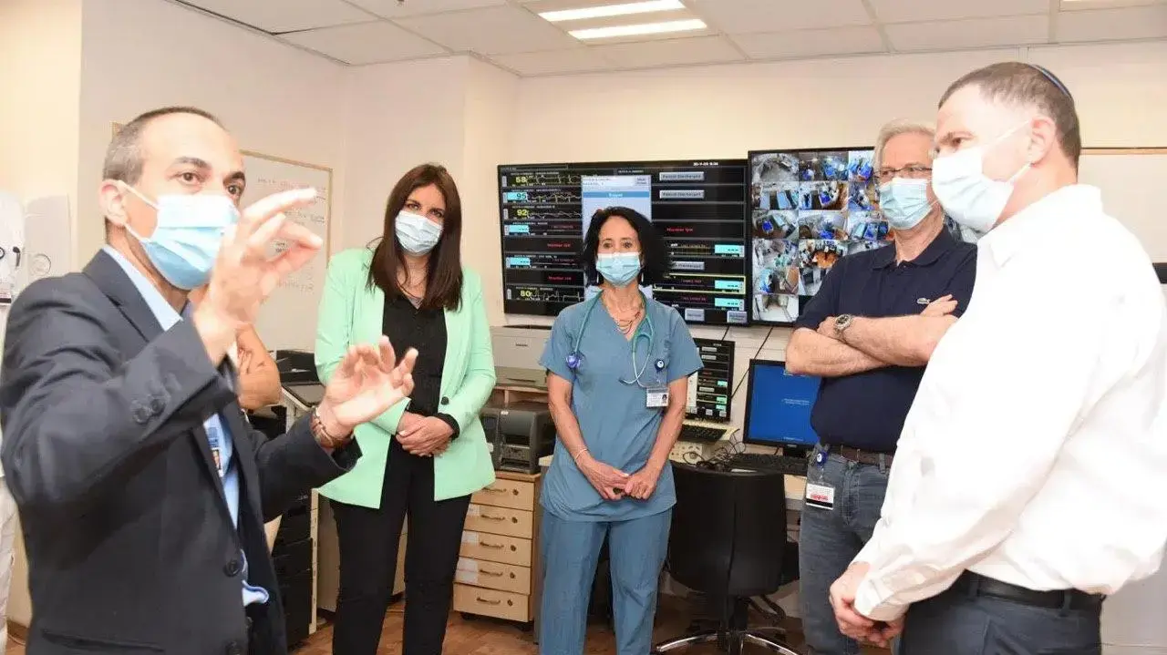 פרופ' רוני גמזו עם שר הבריאות יולי אדלשטיין בסיור בבית החולים איכילוב פרופ' רוני גמזו עם שר הבריאות יולי אדלשטיין בסיור בבית החולים איכילוב