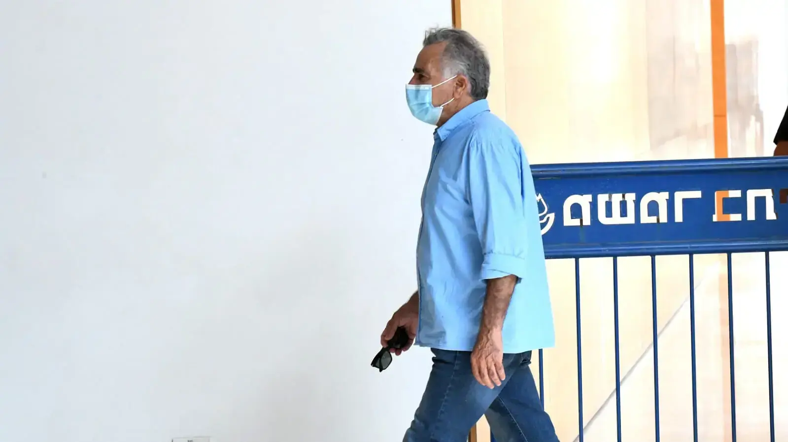 משה איבגי עם כניסתו לבית המשפט השלום בחיפה לקראת גזר דינו בגין שני מקרים של מעשה מגונה 23 ביולי 2020 משה איבגי עם כניסתו לבית המשפט השלום בחיפה לקראת גזר דינו בגין שני מקרים של מעשה מגונה 23 ביולי 2020