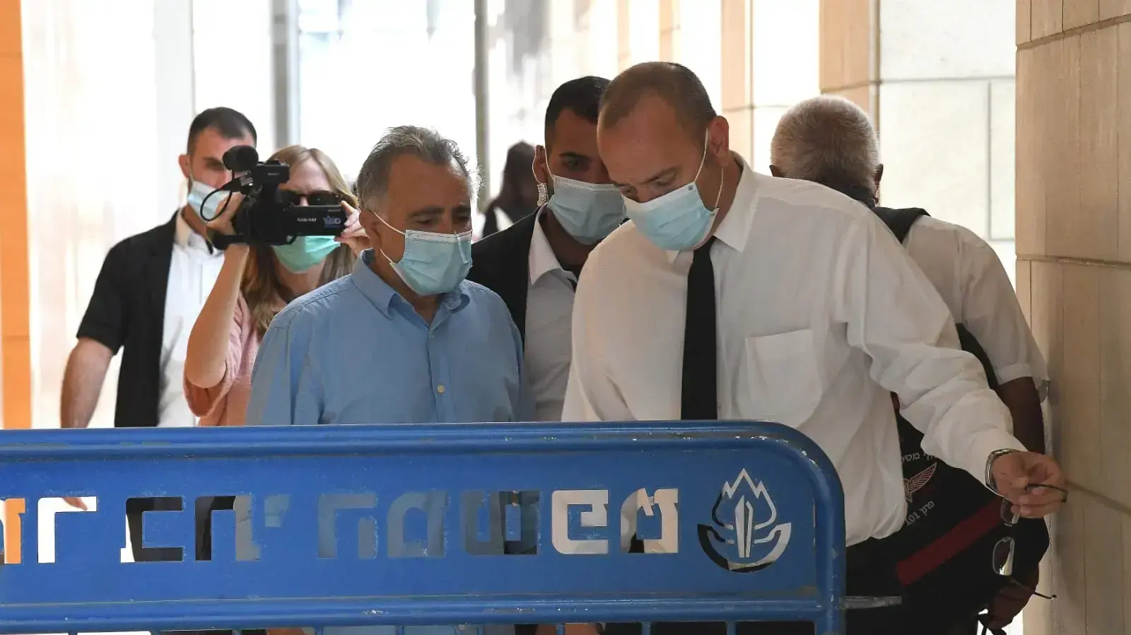 משה איבגי עם כניסתו לבית המשפט השלום בחיפה לקראת גזר דינו בגין שני מקרים של מעשה מגונה 23 ביולי 2020 משה איבגי עם כניסתו לבית המשפט השלום בחיפה לקראת גזר דינו בגין שני מקרים של מעשה מגונה 23 ביולי 2020