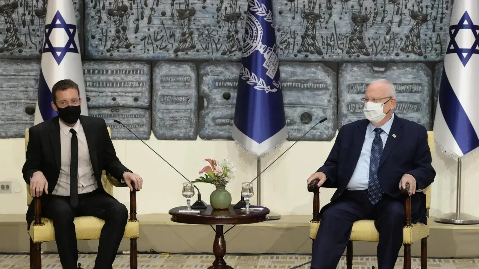 נשיא המדינה, ראובן (רובי) ריבלין ושר העובדה והרווחה, איציק שמולי במהלך פגשיתם עם העובדים הסוציאליים בתום שביתתם 23 ביולי 2020 נשיא המדינה, ראובן (רובי) ריבלין ושר העובדה והרווחה, איציק שמולי במהלך פגשיתם עם העובדים הסוציאליים בתום שביתתם 23 ביולי 2020