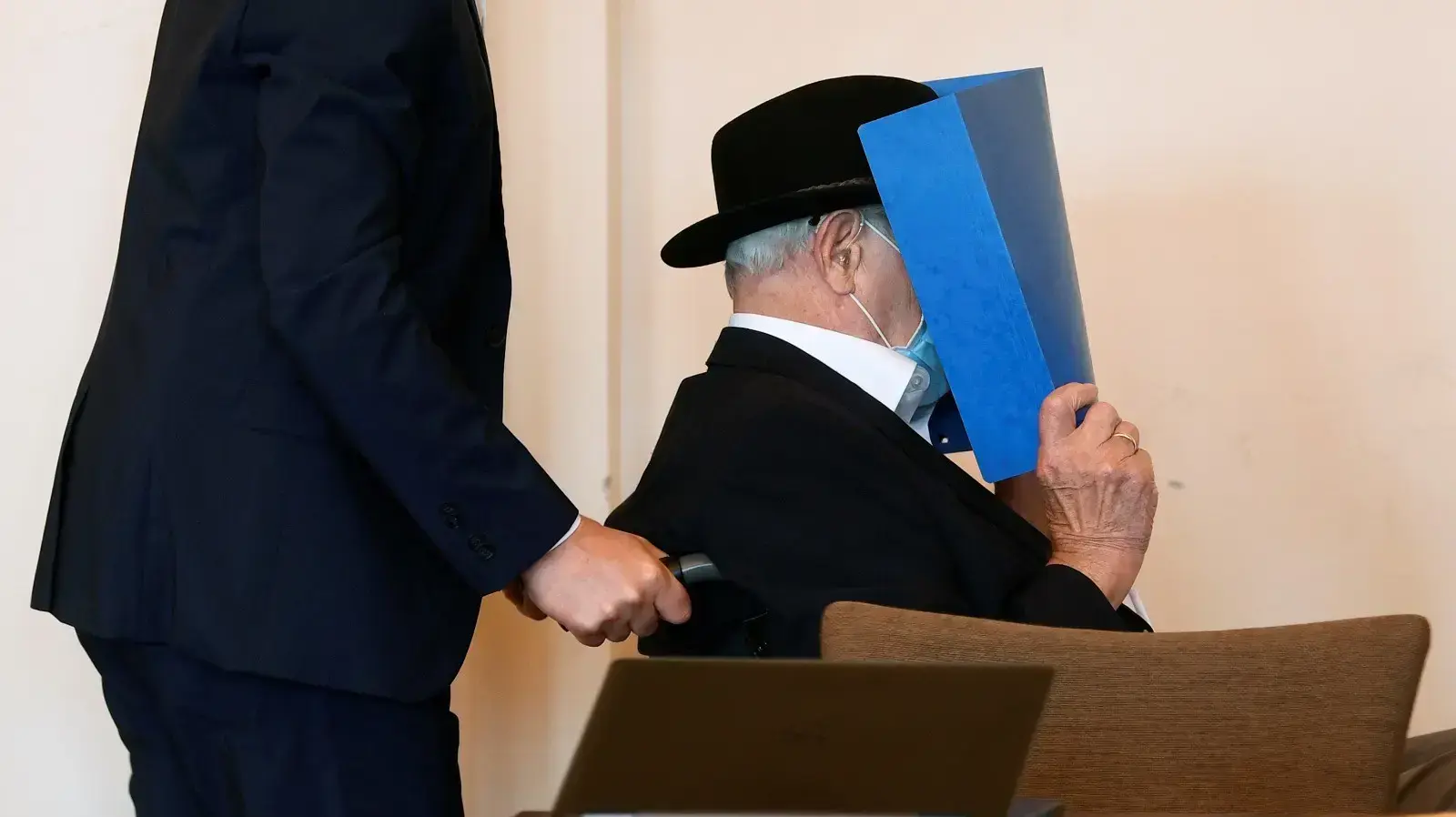 ברונו דיי, סוהר נאצי לשעבר, בדיון בבית משפט בעיר המבורג, 23 ביולי 2020 ברונו דיי, סוהר נאצי לשעבר, בדיון בבית משפט בעיר המבורג, 23 ביולי 2020