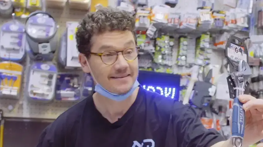 בווידיאו: אבי גרייניק עובד בחנות מפתחות בווידיאו: אבי גרייניק עובד בחנות מפתחות