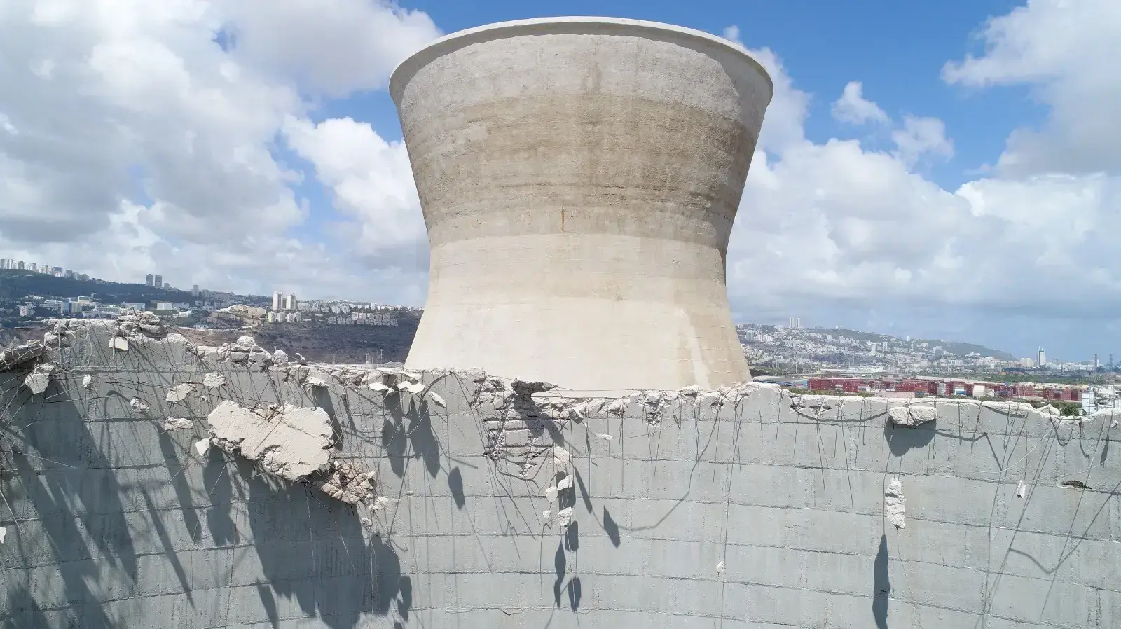 צוות המומחים שבחן את ה"לבנייה" שקרסה קובע חד משמעית: מדובר במבנה מסוכן, יש לבצע לאלתר הריסה יזומה ומתוכננת. 