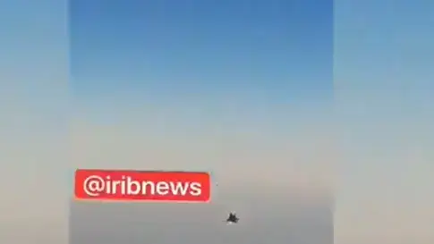 מטוס הקרב כפי שנראה מחלונות מטוס הנוסעים. דיווח הטלויזיה האיראנית, 23 ביולי 2020 מטוס הקרב כפי שנראה מחלונות מטוס הנוסעים. דיווח הטלויזיה האיראנית, 23 ביולי 2020