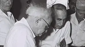 בגני-אויגן (ולימים- יוחנן) רטנר מסביר לראש הממשלה דאז דוד בן גוריון על תכנון ספריה בשדה בוקר, 1962 בגני-אויגן (ולימים- יוחנן) רטנר מסביר לראש הממשלה דאז דוד בן גוריון על תכנון ספריה בשדה בוקר, 1962