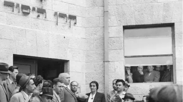 שובתי הרעב יוצאים בתום השביתה מבית המוסדות הלאומיים בירושלים, אפריל 1946 שובתי הרעב יוצאים בתום השביתה מבית המוסדות הלאומיים בירושלים, אפריל 1946