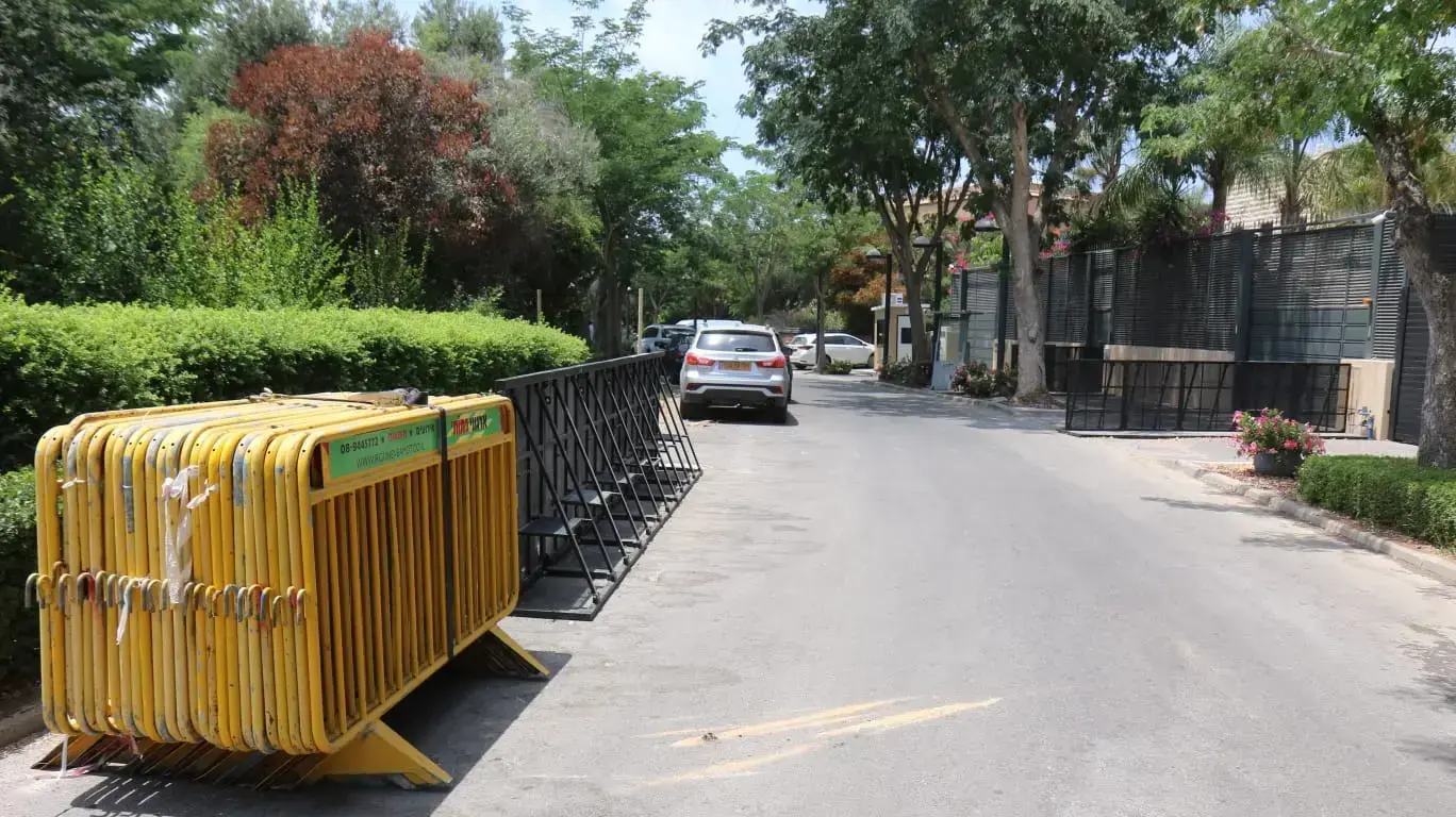 גדרות מול ביתו של ראש הממשלה בנימין נתניהו בקיסריה, 24 ביולי 2020 גדרות מול ביתו של ראש הממשלה בנימין נתניהו בקיסריה, 24 ביולי 2020