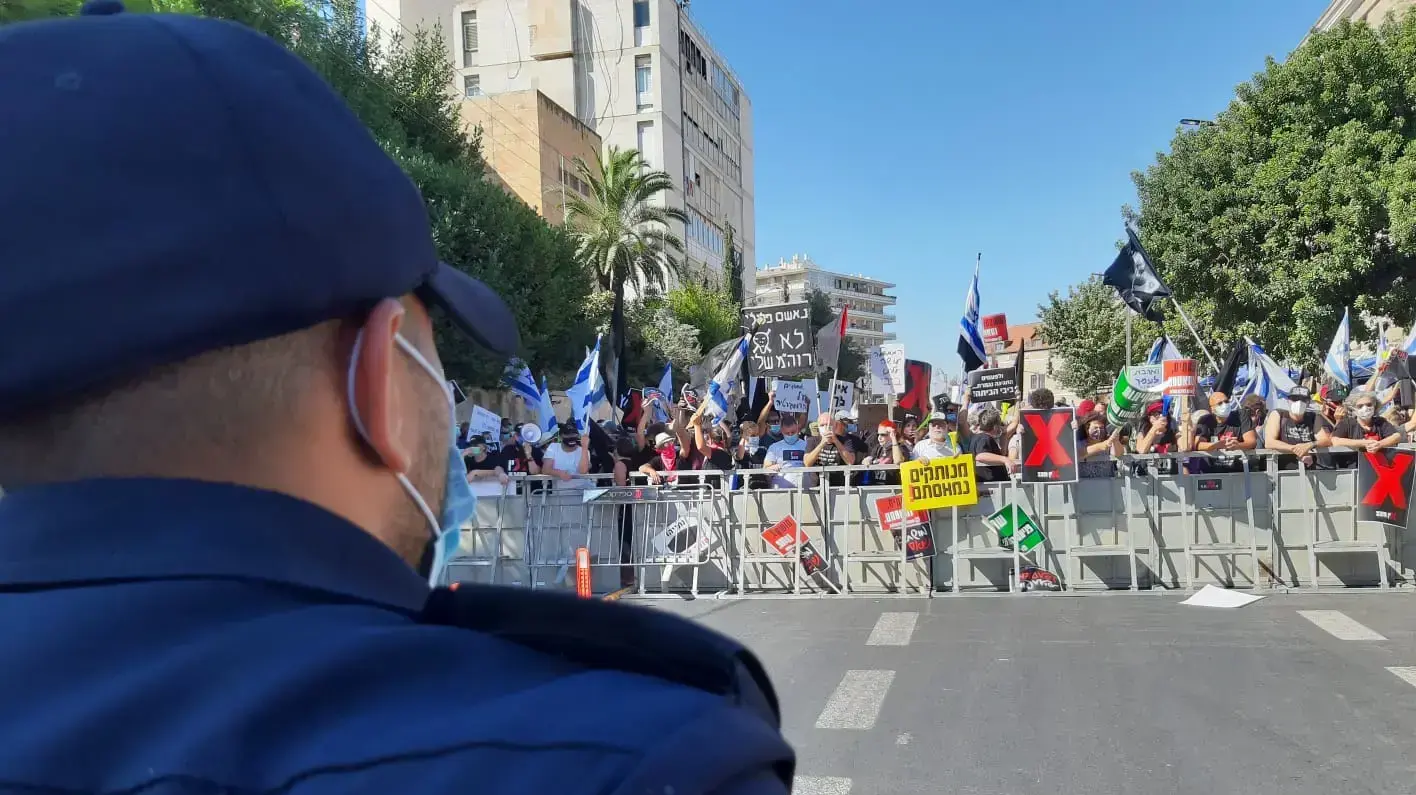 מפגינים נגד השחיתות השלטונית מול מעון ראש הממשלה בירושלים, 24 ביולי 2020 מפגינים נגד השחיתות השלטונית מול מעון ראש הממשלה בירושלים, 24 ביולי 2020