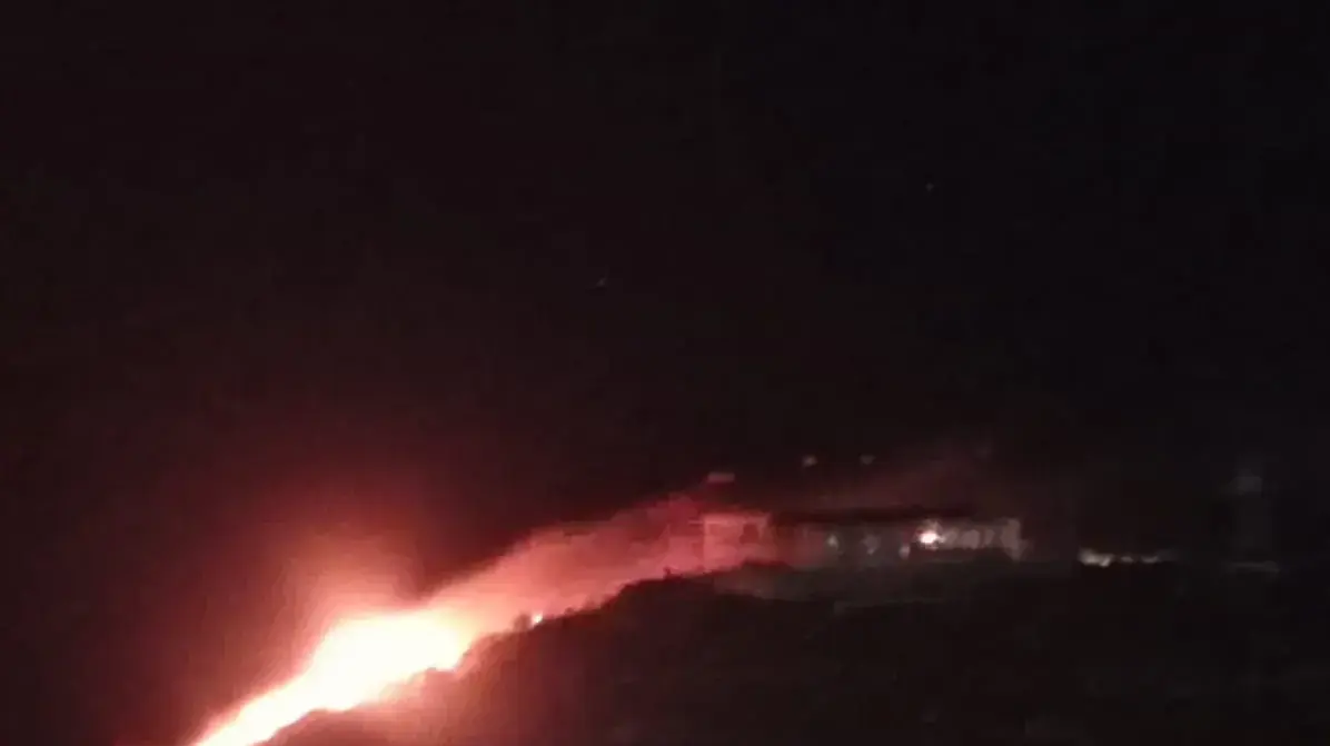 שריפה בצדו הסורי של הגבול ברמת הגולן, לאחר תקיפת חיל האוויר במדינה. 25 ביולי 2020. שריפה בצדו הסורי של הגבול ברמת הגולן, לאחר תקיפת חיל האוויר במדינה. 25 ביולי 2020.