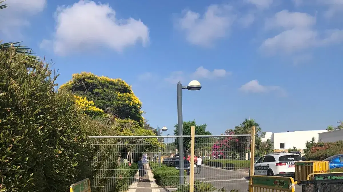 גדרות ומחסומים שהוצבו סמוך לבית ראש הממשלה בנימין נתניהו בקיסריה בשל ההפגנה. 25 ביולי 2020 גדרות ומחסומים שהוצבו סמוך לבית ראש הממשלה בנימין נתניהו בקיסריה בשל ההפגנה. 25 ביולי 2020