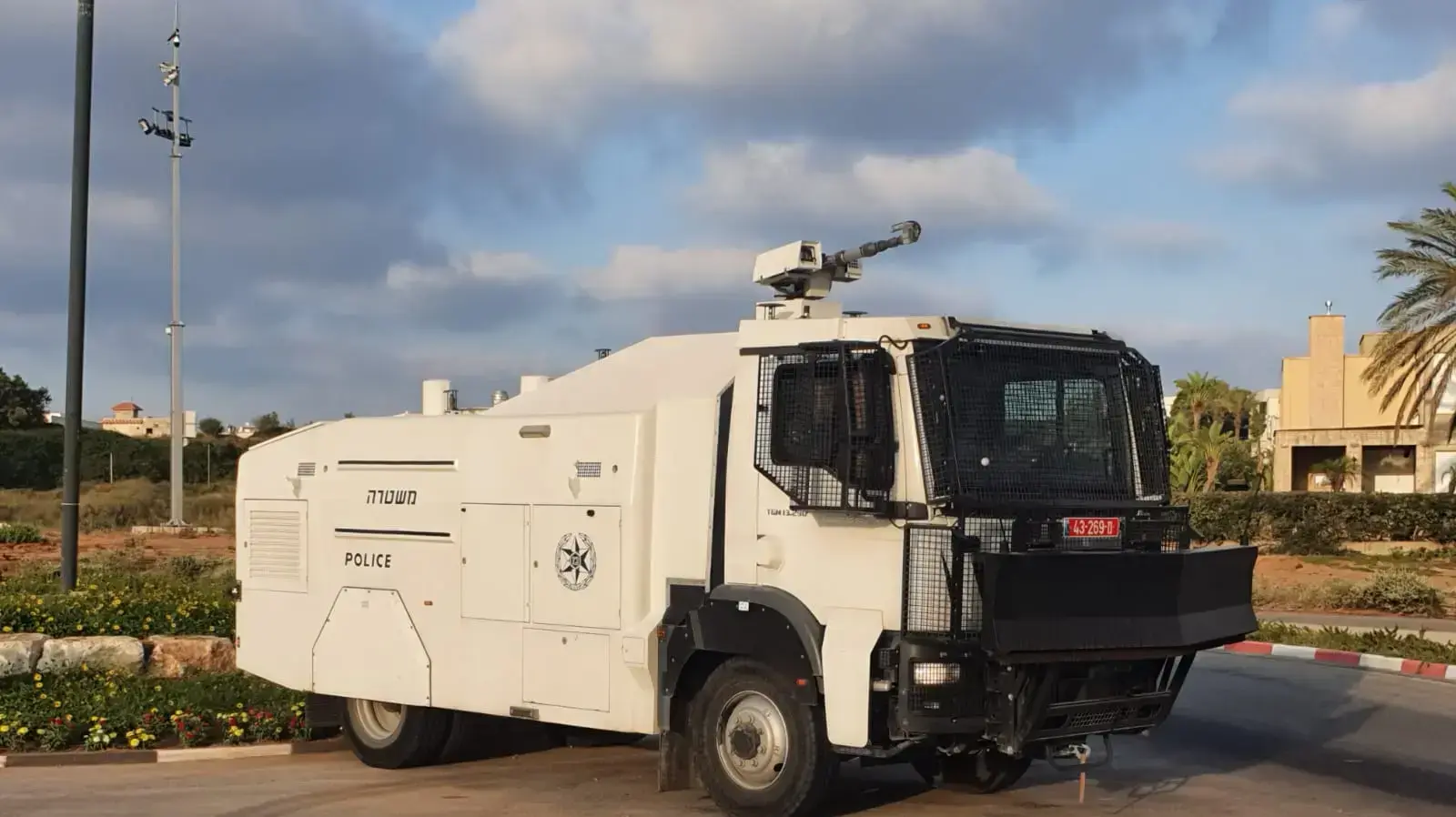 מכת״זית משטרתית לקראת המחאה מחוץ לבית ראש הממשלה בקיסריה, 25 ביולי 2020 מכת״זית משטרתית לקראת המחאה מחוץ לבית ראש הממשלה בקיסריה, 25 ביולי 2020