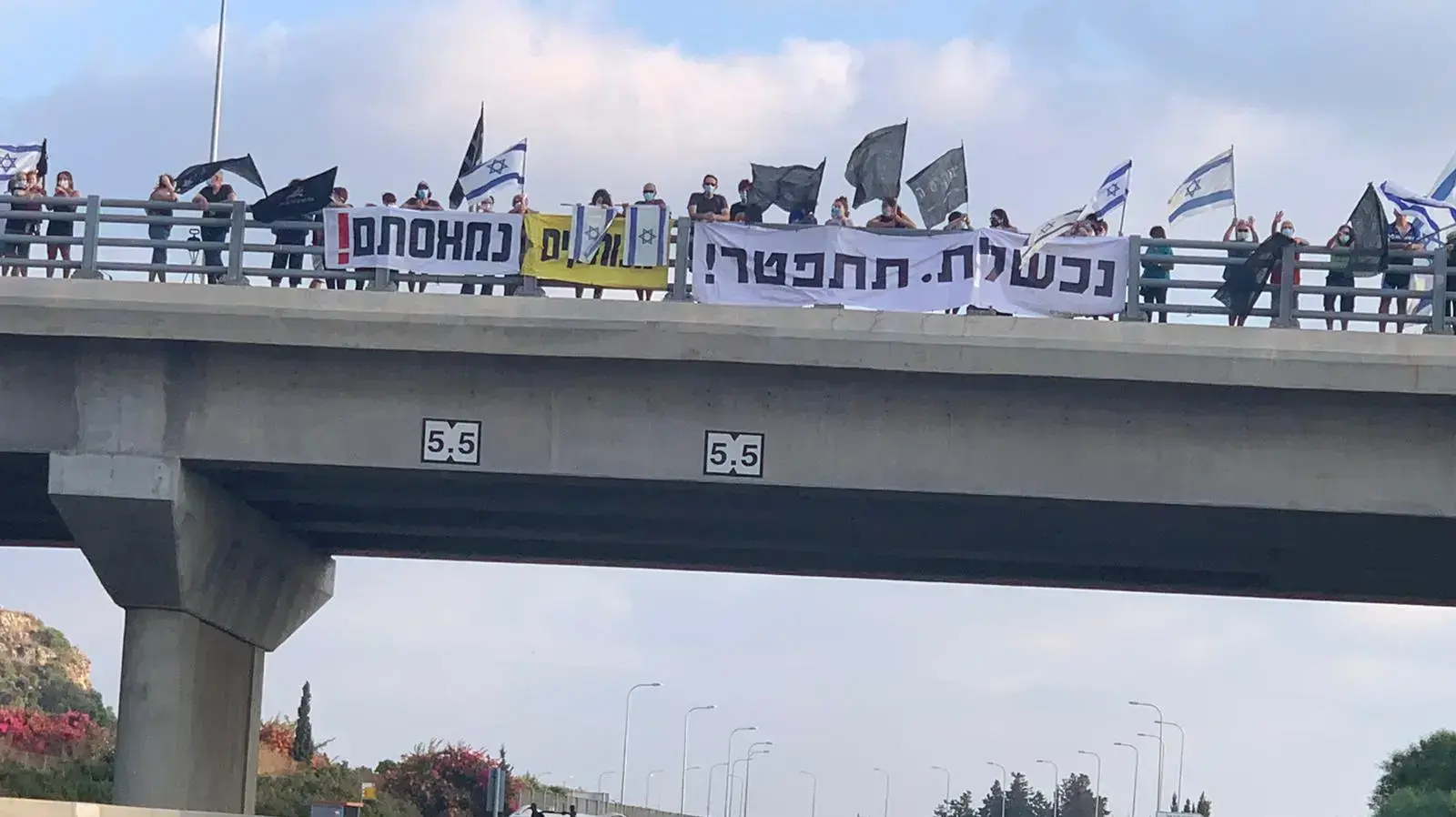 מפגינים מחאת הדגלים השחורים, מעגן מיכאל, 25 ביולי 2020 מפגינים מחאת הדגלים השחורים, מעגן מיכאל, 25 ביולי 2020