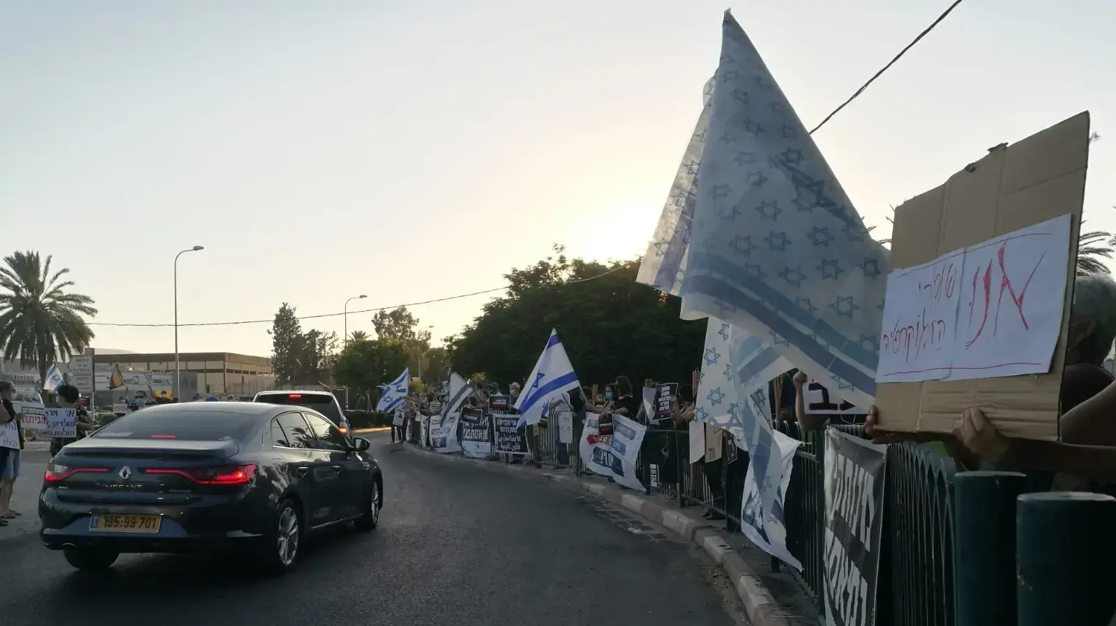 מפגינים מחאת הדגלים השחורים, צומת צמח, 25 ביולי 2020 מפגינים מחאת הדגלים השחורים, צומת צמח, 25 ביולי 2020