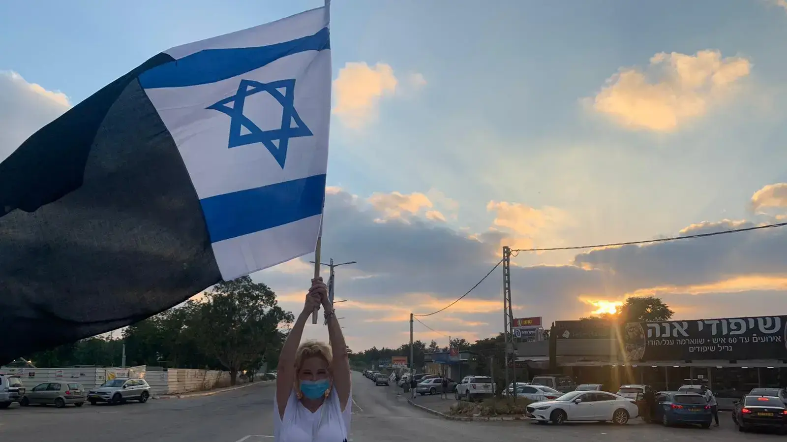 מפגינים מחאת הדגלים השחורים, מעגן מיכאל, 25 ביולי 2020 מפגינים מחאת הדגלים השחורים, מעגן מיכאל, 25 ביולי 2020