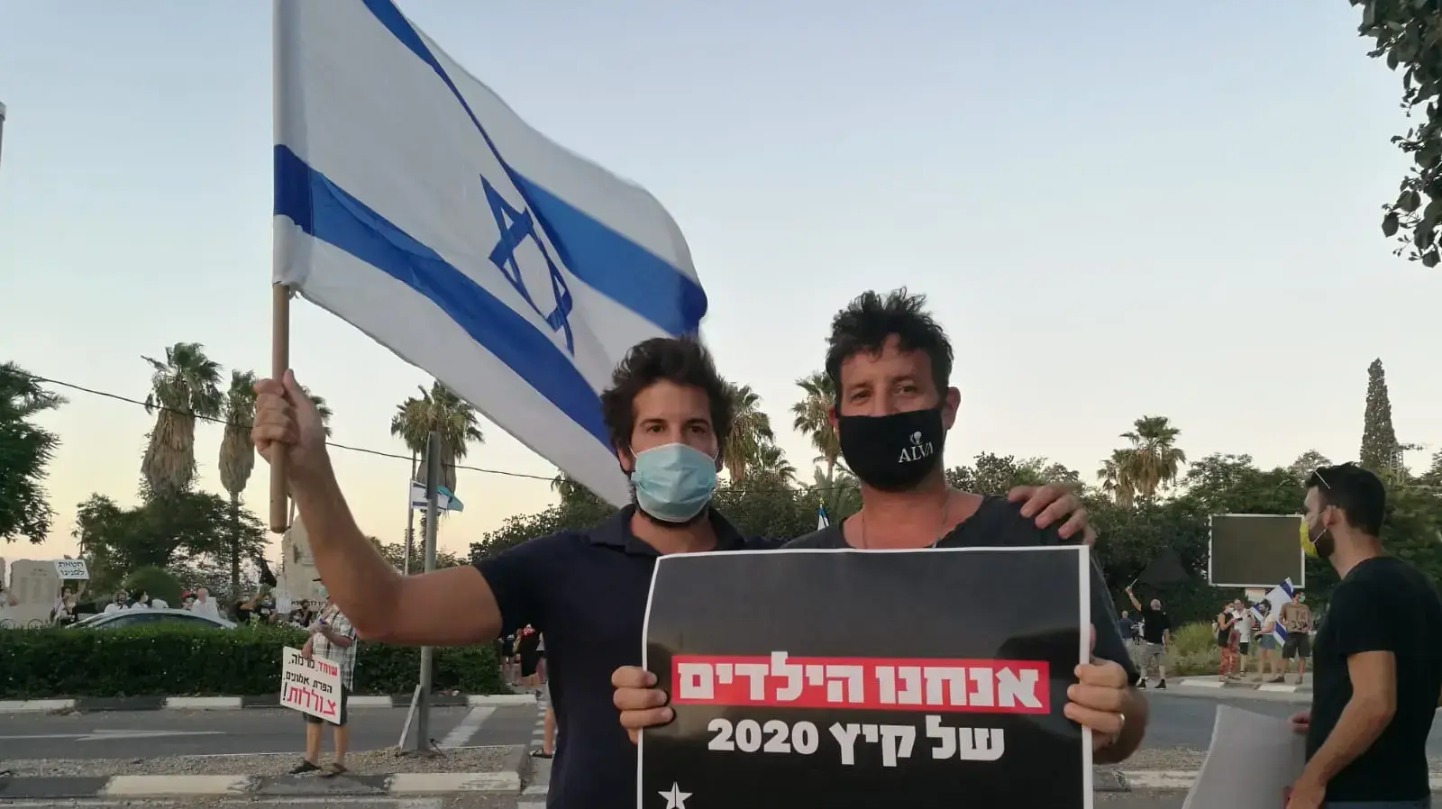 מפגינים (יובל בן ארי מימין, עומרי בן יצחק משמאל) מחאת הדגלים השחורים, צומת צמח, 25 ביולי 2020 מפגינים (יובל בן ארי מימין, עומרי בן יצחק משמאל) מחאת הדגלים השחורים, צומת צמח, 25 ביולי 2020