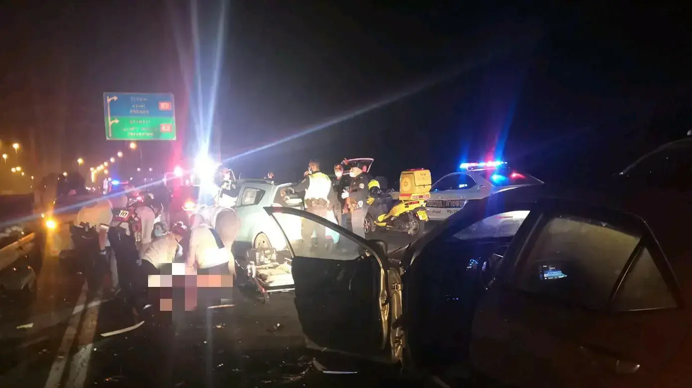 זירת התאונה בה נהרגה אישה בת 48 בתאונת שרשרת בין כמה רכבים בכביש 6 משורק לקריית גת. 25 ביולי 2020 זירת התאונה בה נהרגה אישה בת 48 בתאונת שרשרת בין כמה רכבים בכביש 6 משורק לקריית גת. 25 ביולי 2020