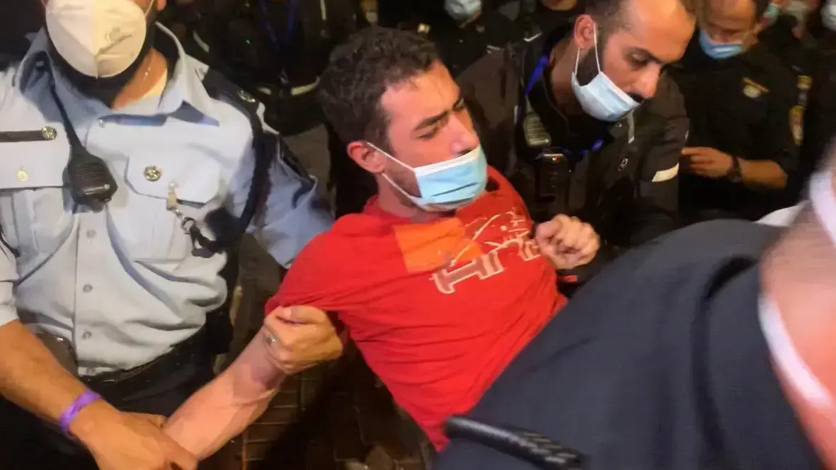 שוטרים עוצרים אדם שתלט שלטים והתעמת עם מפגינים במחאה נגד ראש הממשלה בנימין נתניהו בקיסריה. 25 ביולי 2020 שוטרים עוצרים אדם שתלט שלטים והתעמת עם מפגינים במחאה נגד ראש הממשלה בנימין נתניהו בקיסריה. 25 ביולי 2020