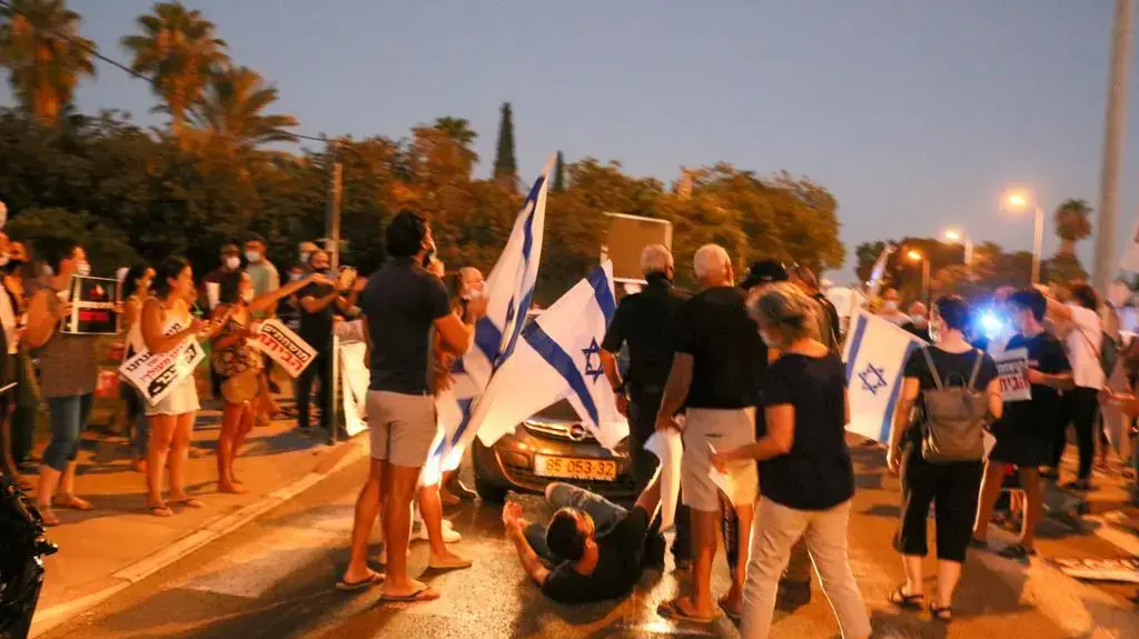 נהגת תוקפת מפגין במחאה ביישוב צמח - 25/7/2020 נהגת תוקפת מפגין במחאה ביישוב צמח - 25/7/2020