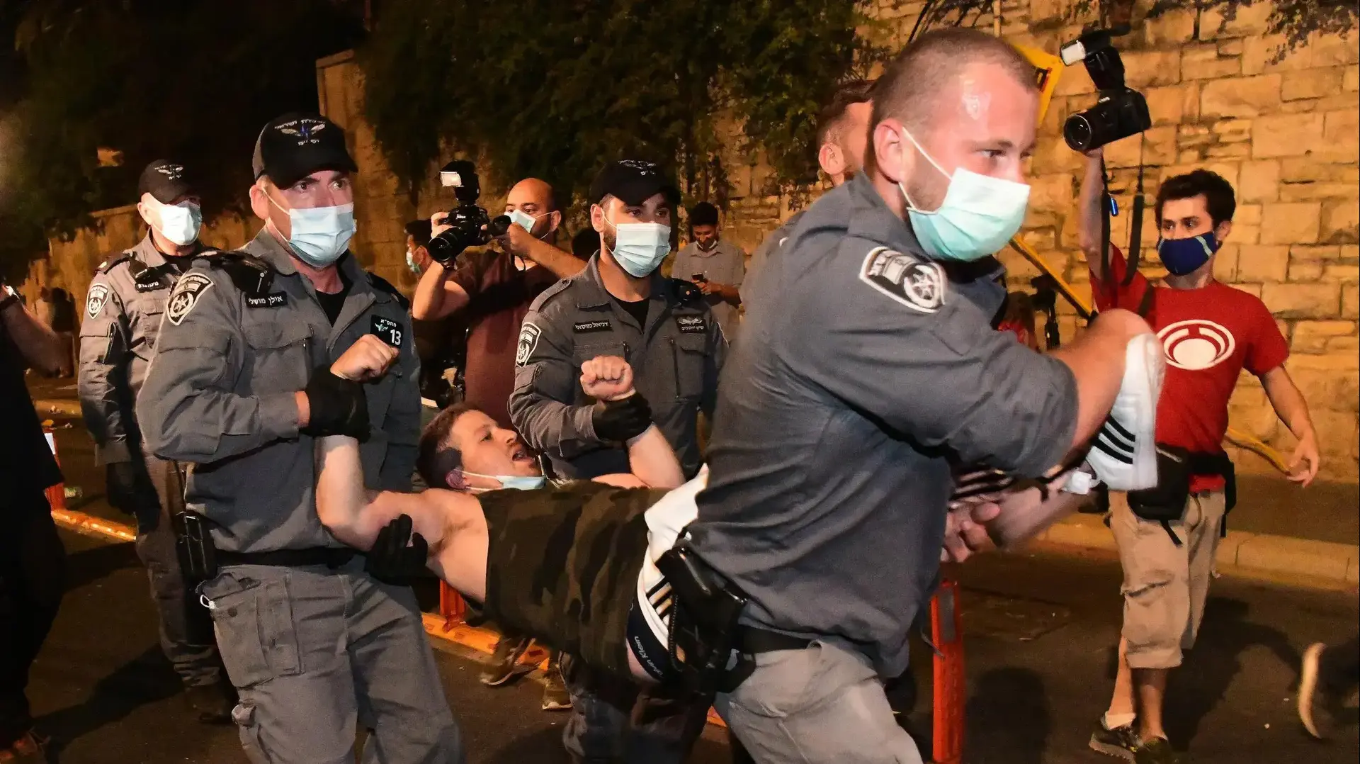 מפגינים נגד ראש הממשלה בנימין נתניהו מחוץ לבלפור, ירושלים, 25 ביולי 2020 מפגינים נגד ראש הממשלה בנימין נתניהו מחוץ לבלפור, ירושלים, 25 ביולי 2020